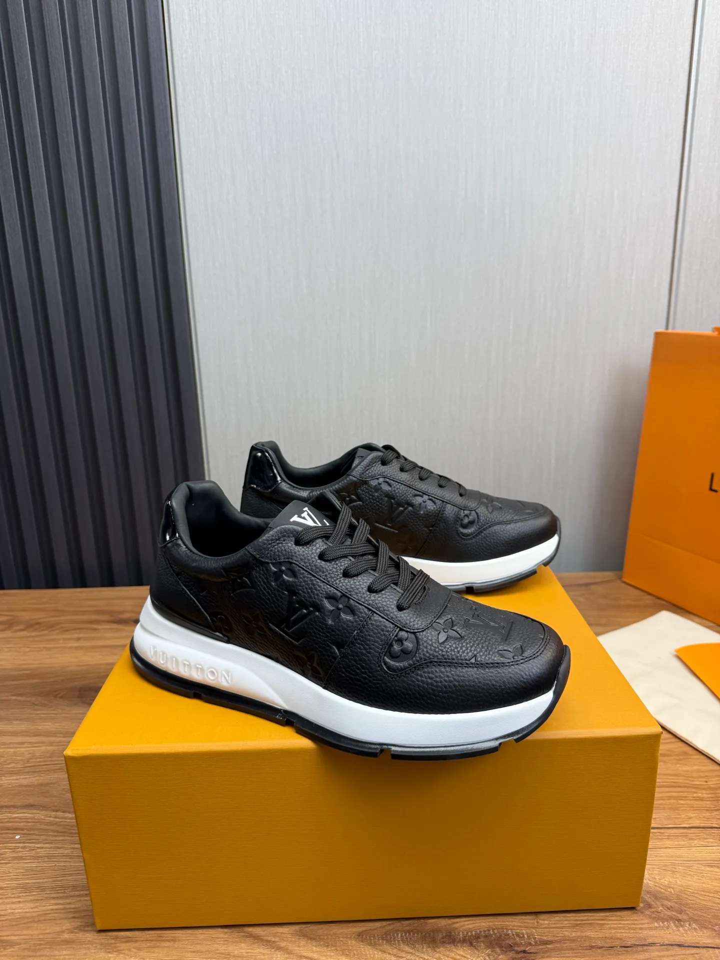 Men's men's shoes 💰840💰 LOUIS VUITTON [Luden Yiwei] The new trendy Lv is on the market 🎁, casual and fashionable men's shoes 👟Original 1:1 shipment✅ The upper is made of imported brand leather + cowhide lining, the original wear-resistant rubber outsole, the version is simple and elegant, exclusive for trendy men. 38-44 (customized at 38.45)